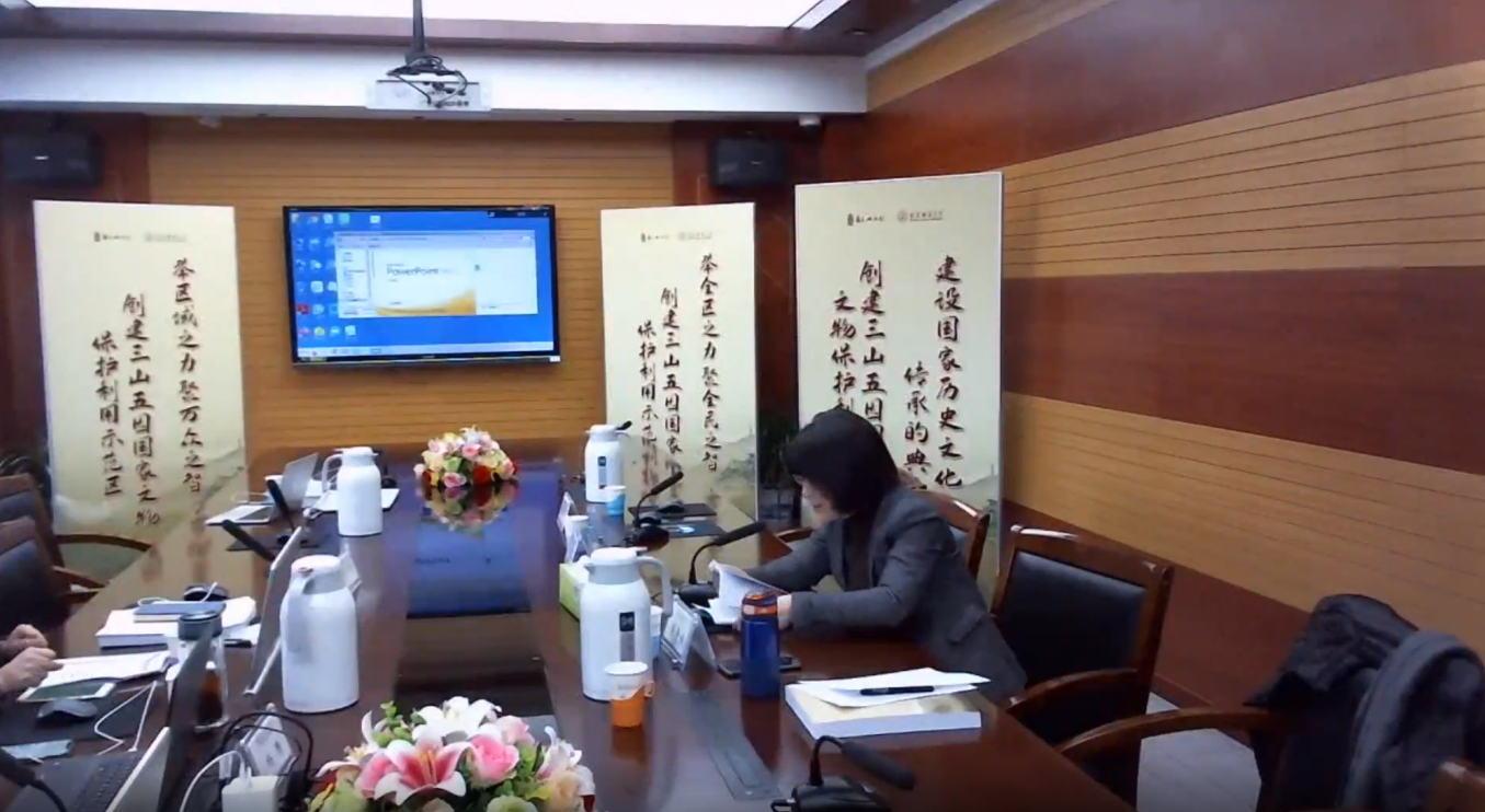 张景秋教授主持会议.png