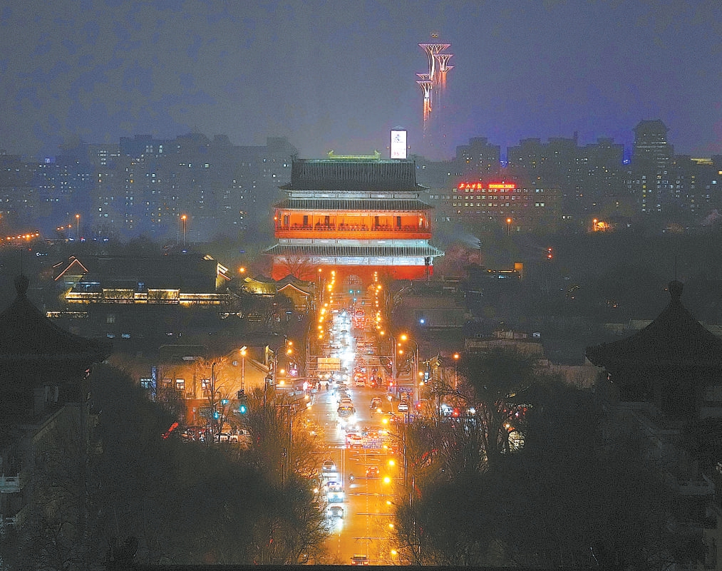 2022年1月20日晚，登上景山万春亭北望钟鼓楼，璀璨的灯光带笔直向北延伸，营造出“时空流转”的视觉效果。（方非 摄）