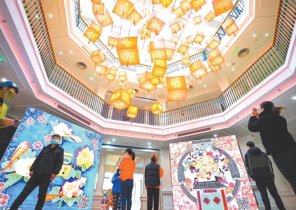 “赏年画过大年”新春年画大展在北京坊劝业场拉开帷幕。（方非 摄）