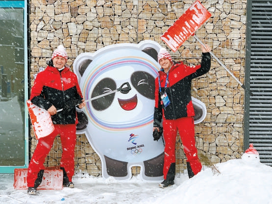 2022年2月13日，在延庆冬奥村，参加北京冬奥会的代表团成员在雪中合影。（代皖粤 摄）