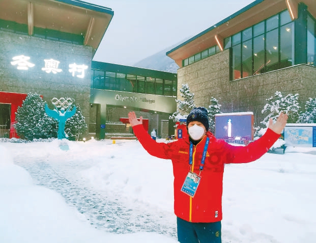 罗马尼亚体育代表团团长米斯卡在雪中拍照留念。
