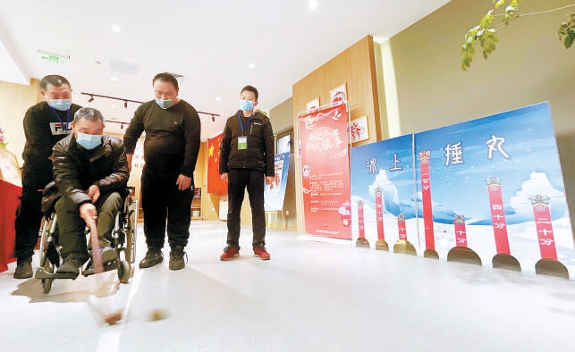 “什刹海冰雪十三绝”助力北京冬残奥会主题活动现场。（阎彤 摄）