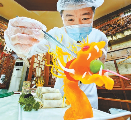 老字号砂锅居富有创意的雕龙首塑龙尾“龙鳞”春饼套餐。（阎彤 摄）