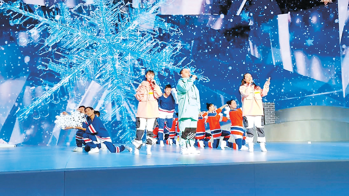 残疾人艺术团在延庆赛区颁奖广场表演节目。