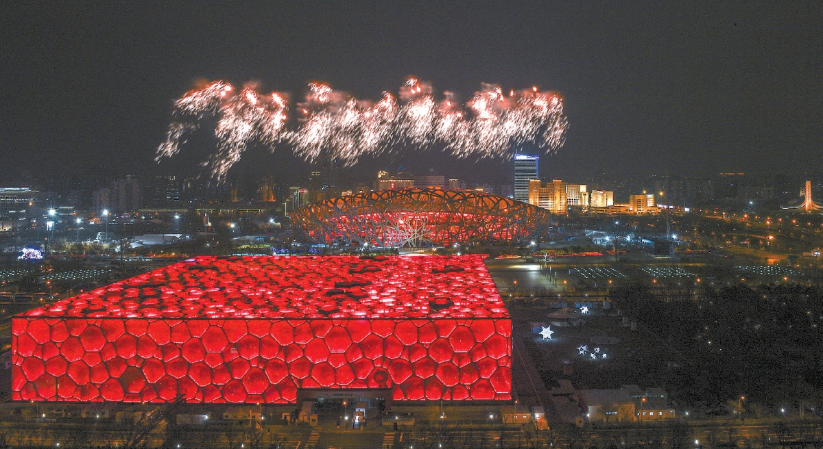 2022年3月13日晚，北京2022年冬残奥会闭幕式在北京国家体育场举行，焰火在“双奥之城”的夜空绚烂绽放。新华社发