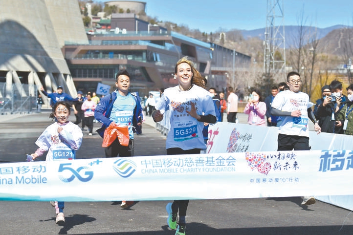 2022年3月14日，谷爱凌亮相首钢园参加爱心慈善跑活动。（王京广 摄）