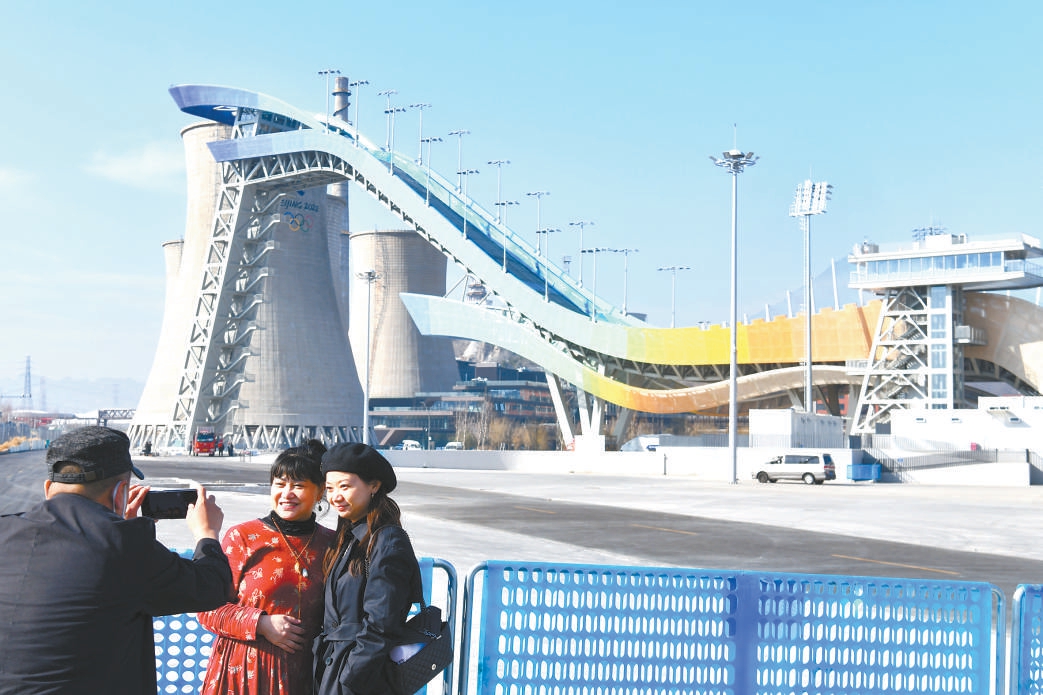 2022年3月14日，冬残奥会结束后，游客来到首钢园内的冬奥场馆首钢滑雪大跳台附近拍照留念。（邓伟 摄）