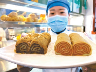 春分时节，护国寺小吃西安门店制作了山楂糕抹茶驴打滚、核桃抹茶驴打滚。（阎彤 摄）