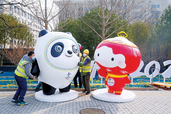 2022年3月23日上午，位于首都体育馆西门的冰墩墩、雪容融启动“搬家”，迁往新址北坞公园展示。（王海欣 摄）