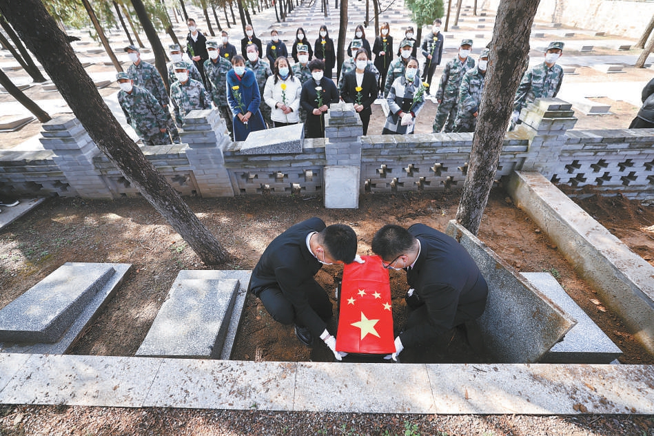 在迁葬仪式上，陈连才烈士的棺椁迁入烈士墓。（潘之望 摄）