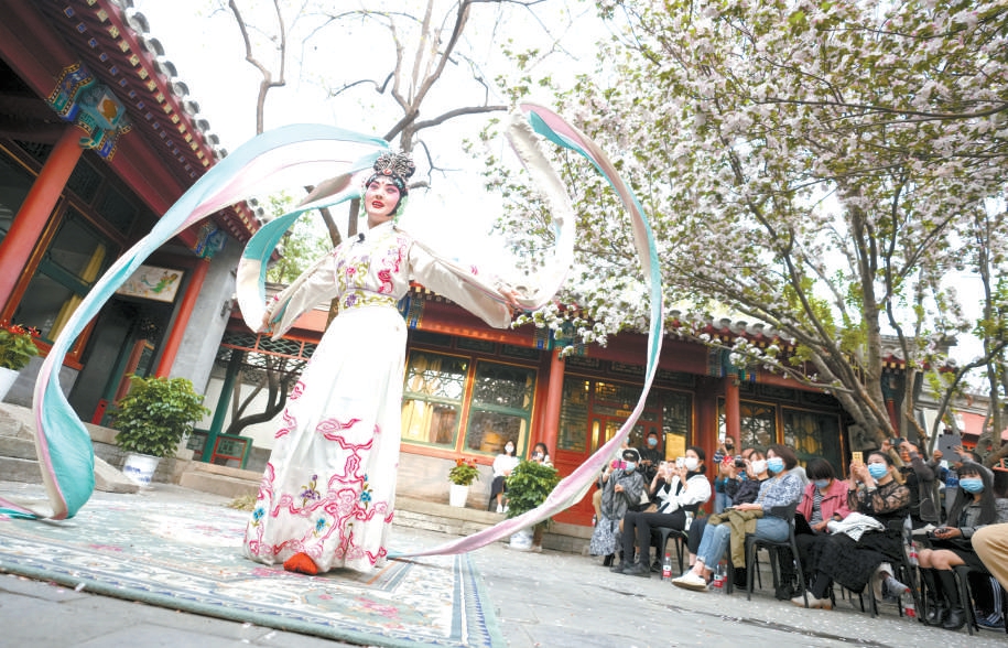 2022年4月10日，2022年“会馆有戏”京彩西城春季演出季活动在梅兰芳纪念馆启幕，观众沉浸式观赏了梅派表演。（方非 摄）