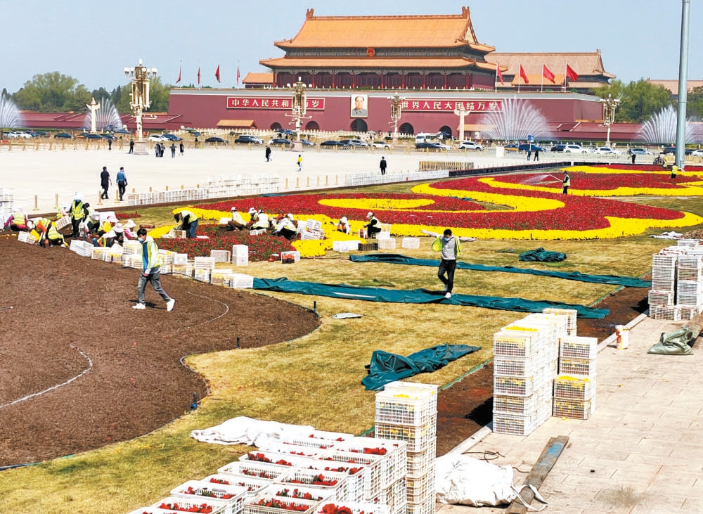 为迎接2022年“五一”小长假，绿化部门2022年4月19日起在天安门广场移栽鲜花。（庞铮铮 摄）