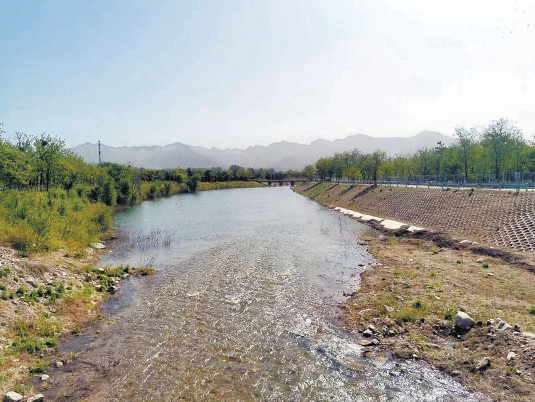 白河堡水库向十三陵水库补水河道水流汩汩，补水工作平稳进行。