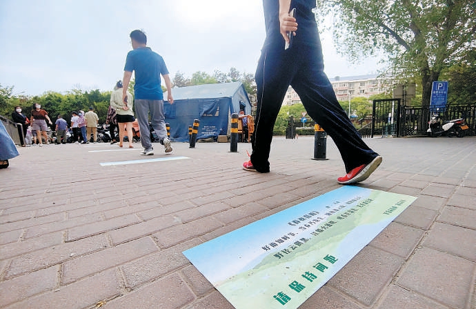 “诗意”的两米线让居民在排队的同时可以低头品读古诗。(王海欣 摄)