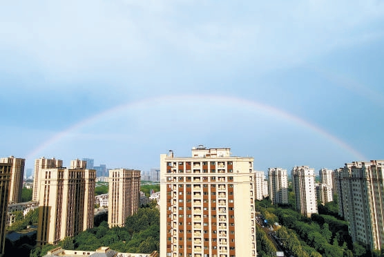 2022年5月24日下午，北京大部分地区出现雷阵雨天气。17时许，从大兴亦庄镇向东看去，远方雨云密布的天空，架起了一道美丽的彩虹，令观者心旷神怡。（和冠欣 摄）
