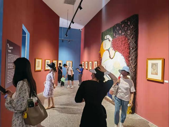 毕加索展览迎来参观者。北化机爱工场供图