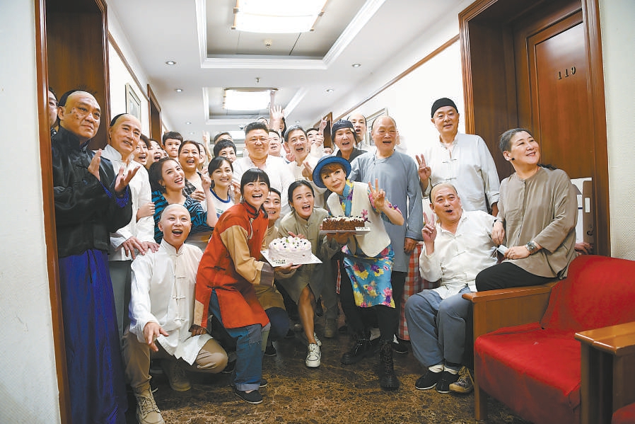 在演出后台，第二代“茶馆人”会聚一堂，为人艺70年庆生。