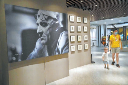 “莫兰迪版画真迹展”在北京来福士中心开幕，家长带着小观众来打卡