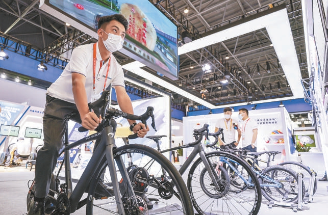 7月26日,参展商在消博会现场演示自行车产品。在海口举办的2022年中国国际消费品博览会汇聚了来自国内外2800余个参展品牌,众多“高、新、特、优”产品集中亮相,备受消费者青睐。 7月26日,参展商在消博会现场演示自行车产品。在海口举办的2022年中国国际消费品博览会汇聚了来自国内外2800余个参展品牌,众多“高、新、特、优”产品集中亮相,备受消费者青睐。