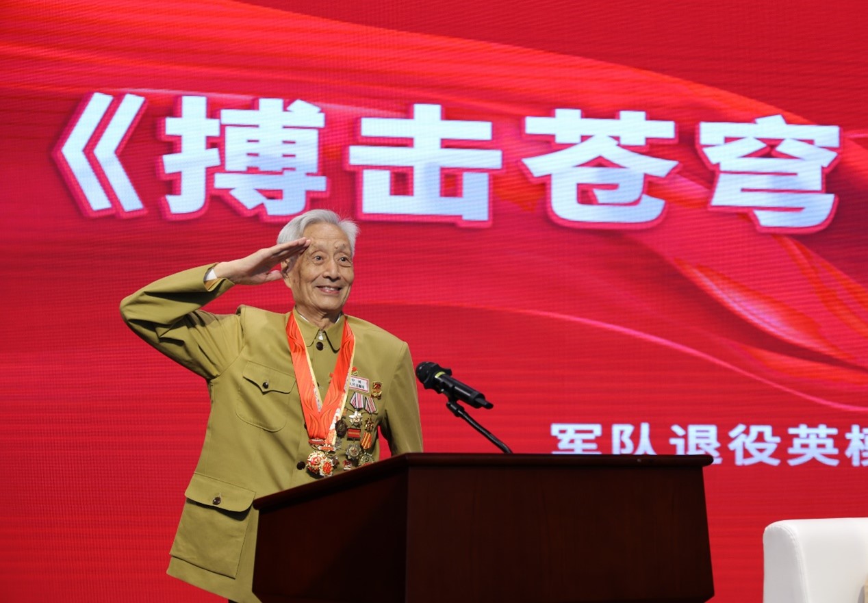 “老少同声颂党恩、军民共筑强国梦” 首都关心下一代大讲堂“进军博 学军史”国防教育活动举行