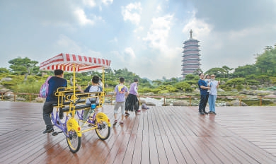 7月30日到7月31日，雁栖湖景区游客络绎不绝，他们打卡集贤厅，骑行雁栖岛，合影冰墩墩雪容融，坐滑索享山水湖光，度过安闲惬意的周末时光。