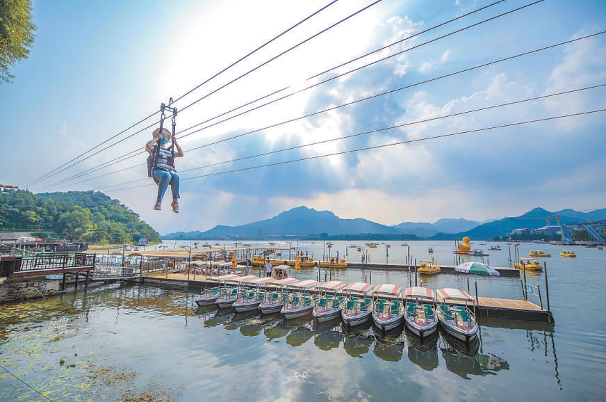 7月30日到7月31日，雁栖湖景区游客络绎不绝，他们打卡集贤厅，骑行雁栖岛，合影冰墩墩雪容融，坐滑索享山水湖光，度过安闲惬意的周末时光。