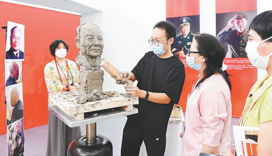 图为雕塑家王欣伟为“八一勋章”“两弹一星”功勋奖章获得者程开甲塑像。