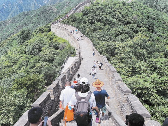 游客在慕田峪长城览壮美景色