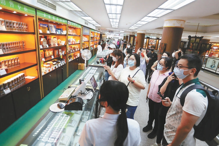 8月9日下午，十多家媒体记者来到同仁堂旗舰店，就国家中医药服务出口基地服贸会案例企业进行采访。