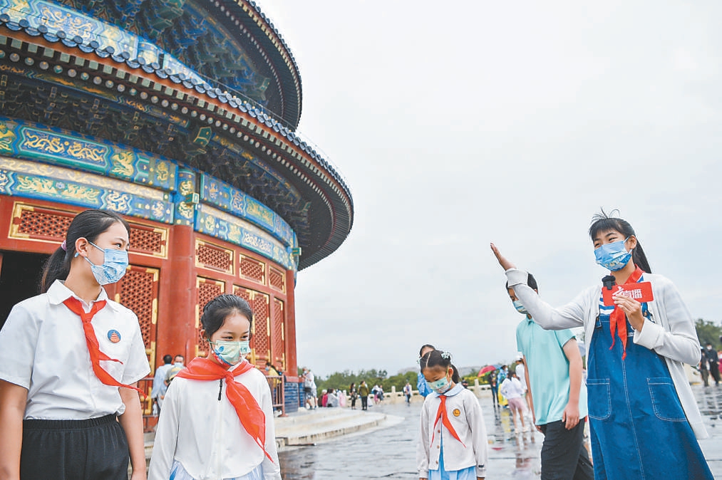 天坛公园红色讲解员和青少年“讲解小达人”一起进行红色之旅专场直播。