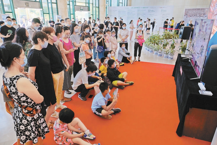 “古典会客厅”对谈时，音乐堂前厅同步直播，观众们围在屏幕前观看。