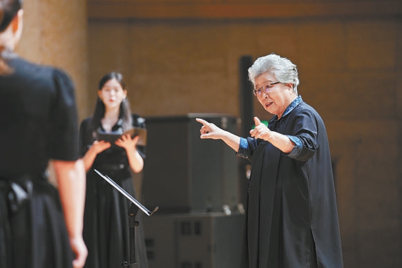 著名合唱指挥家吴灵芬登台指挥演出。
