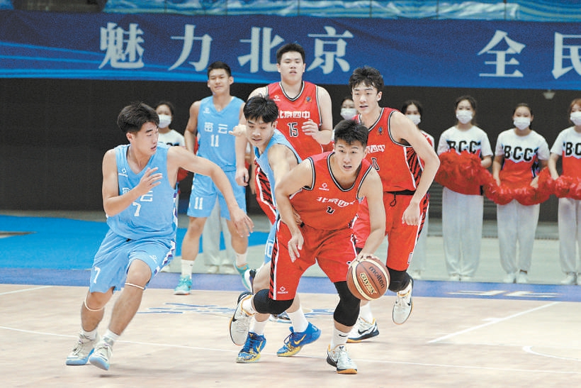 8月24日上午，北京市第十六届运动会开幕式在国家体育馆举行。开幕仪式结束后，来自西城区、密云区的两支青少年男子篮球代表队联袂上演了一场别开生面的篮球表演赛。（刘平 摄）
