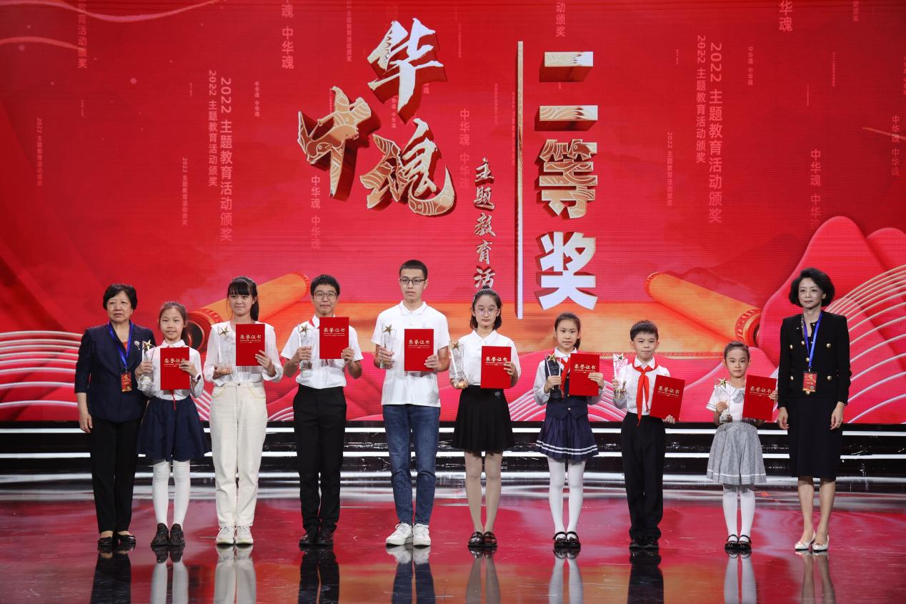 北京市关工委常务副主任李昭玲 鑫桥联合融资租赁有限公司董事长李然为二等奖获奖者颁奖