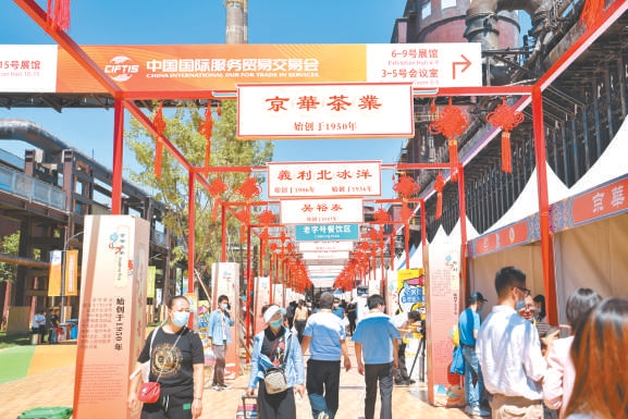 在2022年服贸会北京老字号展示区，龙顺成、全聚德、吴裕泰、菜百、清华池等老字号现场展示传统手艺。