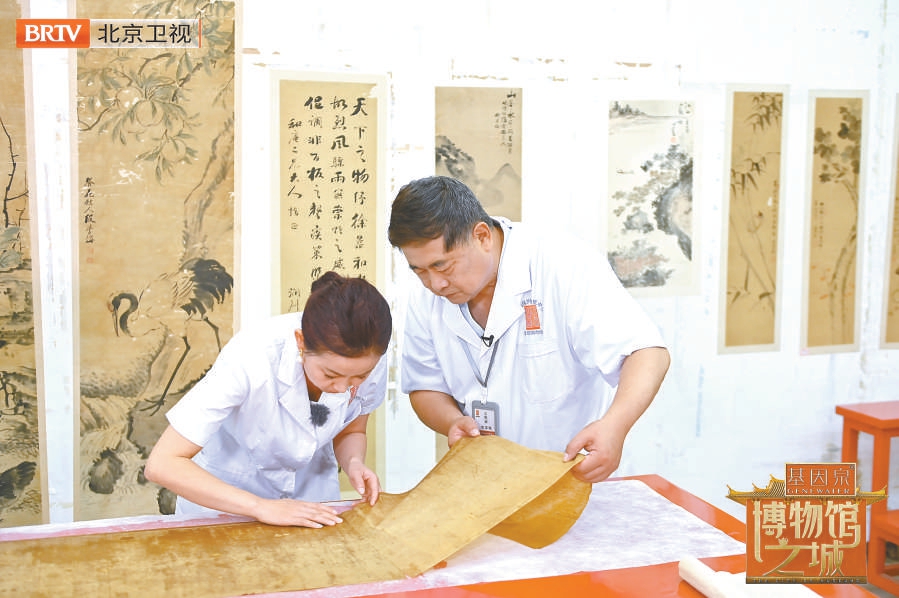 《博物馆之城》第二期节目走进了首都博物馆。嘉宾单霁翔带领观众领略了首博独家发明的书画揭展技术。