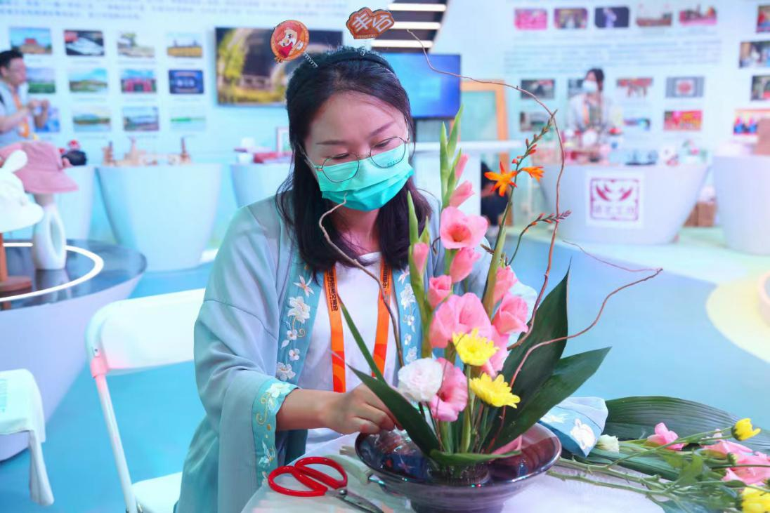 丰台文旅展区设置互动式体验环节，助力打造区域花卉品牌 （摄 原梓峰）