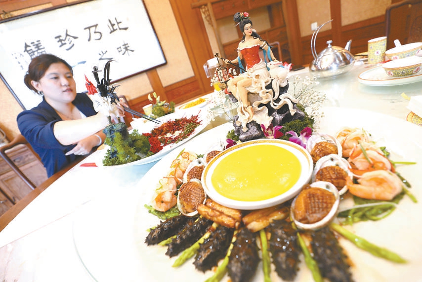 老字号名店砂锅居用传统菜肴全家福、三不沾组合成了一道“花好月圆”，寓意团圆美满，具有浓厚的节日氛围。