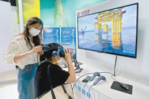 观众通过VR体验台亲身感受“深海一号”。