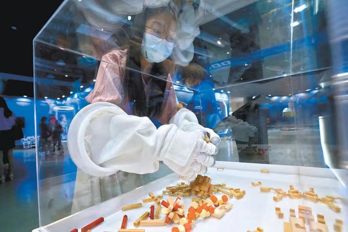 航天员佩戴的手套十分厚重，手套箱让观众亲身感受到航天员在太空工作的不易。