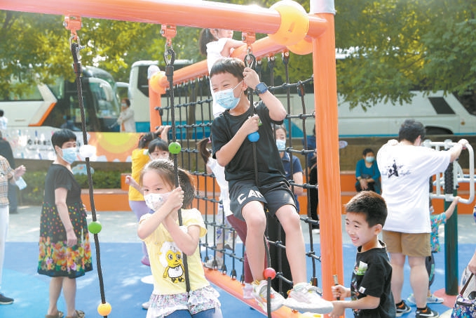 孩子们在儿童活动场地愉快地玩耍。