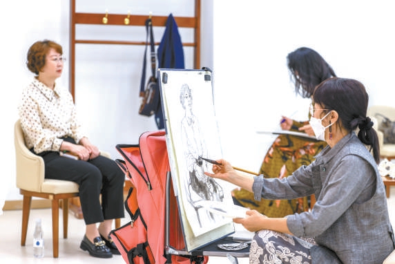 画家为基层残疾人工作者画像