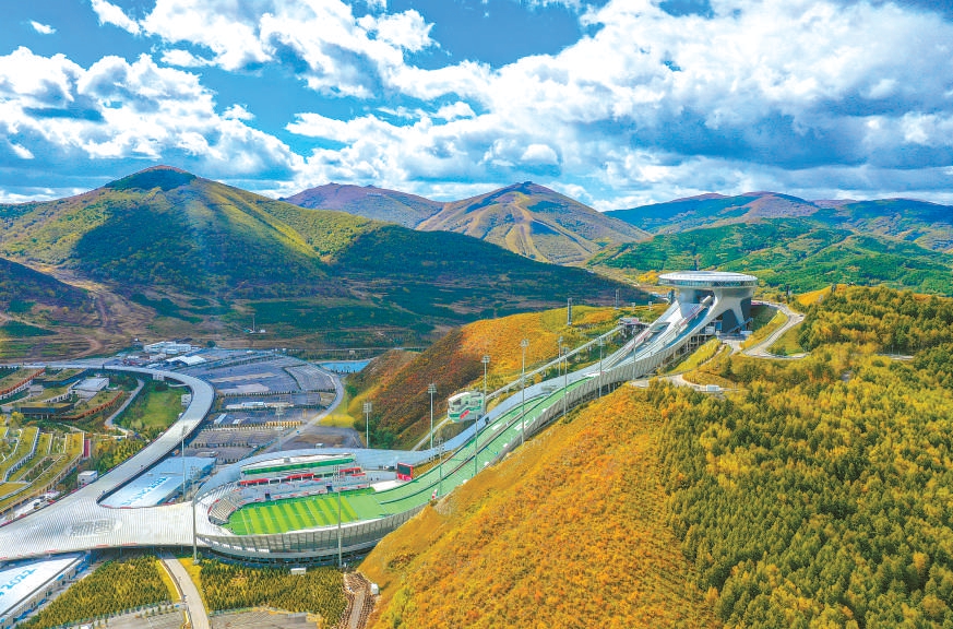 秋天的崇礼山间，层林尽染,国家跳台滑雪中心“雪如意”显出别样风采。