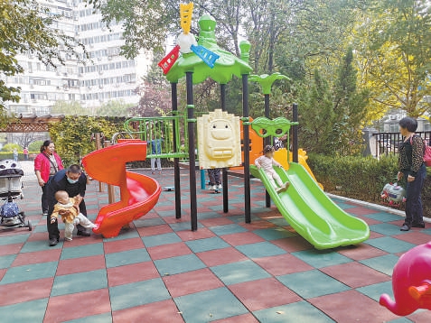 修缮一新的小广场受居民喜爱。