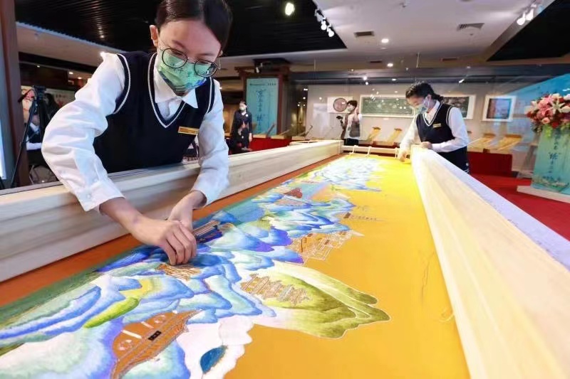 丰职师生献礼党的二十大《江山千里绣》作品发布 暨捐赠仪式成功举办