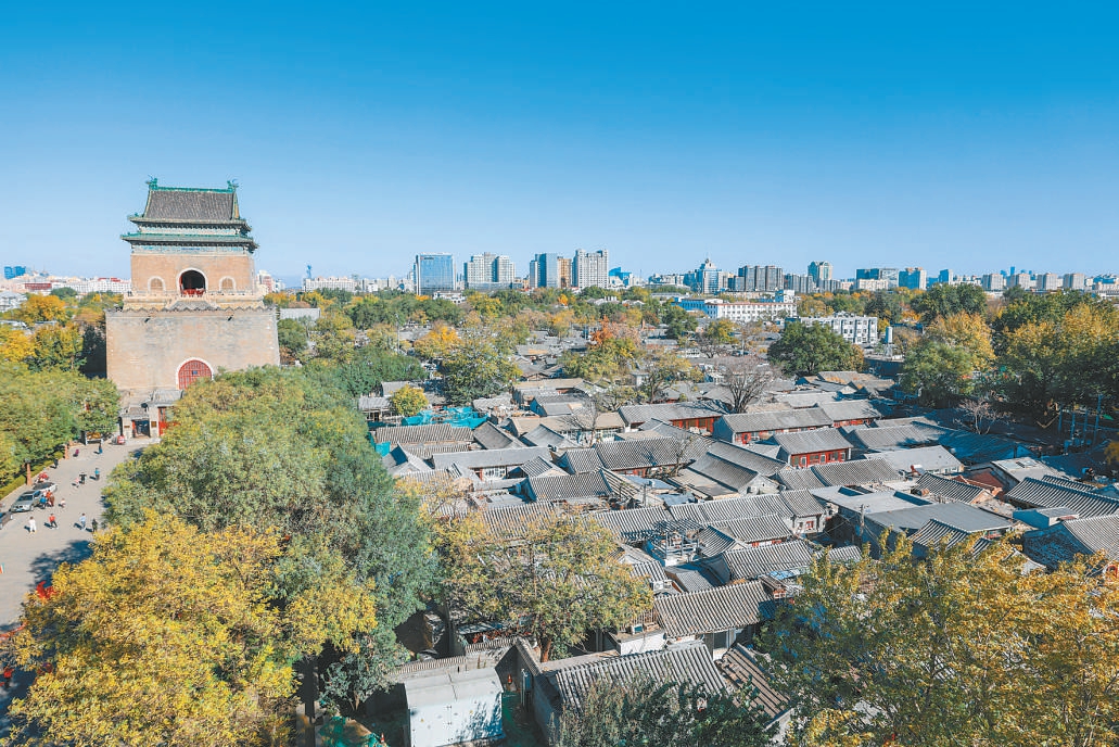 昨天,从鼓楼俯瞰周边老城区,胡同里树木和瓦顶展现出古都传统风貌。 昨天,从鼓楼俯瞰周边老城区,胡同里树木和瓦顶展现出古都传统风貌。