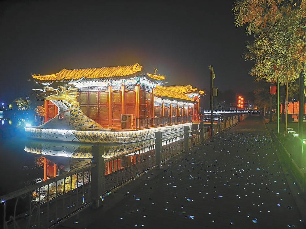 高碑店湖“御水金环”景观流光溢彩。