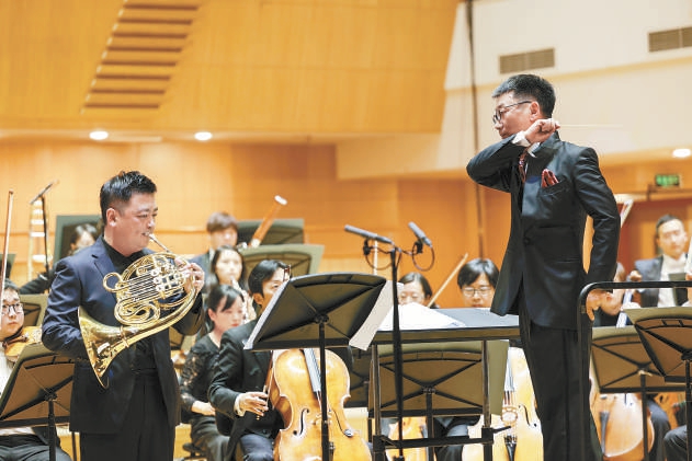 李心草在指挥演出。