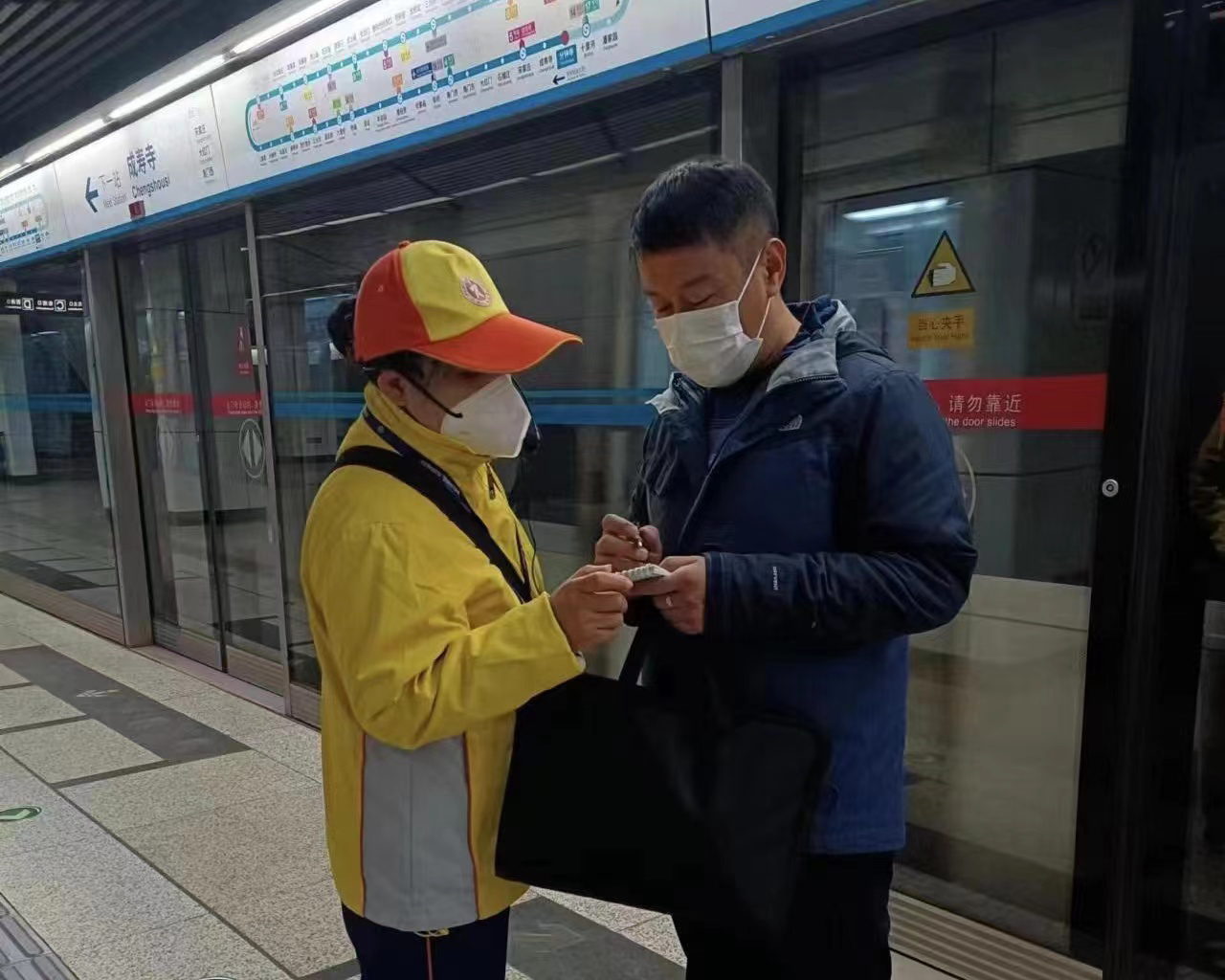 北京丰台：同心抗疫 打通服务保障最后“一百米”