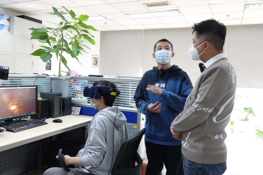 宋宇莹带西小科参观VR制作影片过程